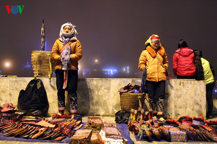 Le marché nocturne de Sapa - ảnh 1